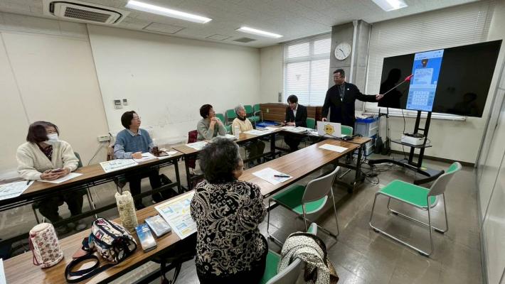 モニターにスマホ画面を映しながら説明する様子