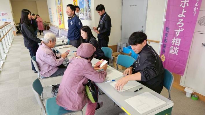 実際にスマホの相談を受けている様子