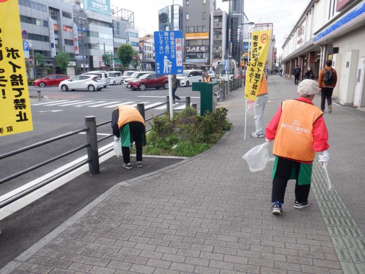 取手駅東口を清掃している女性2名