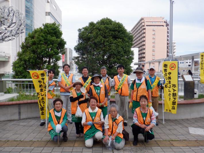 たばこ組合のかたと市役所職員が集まっている