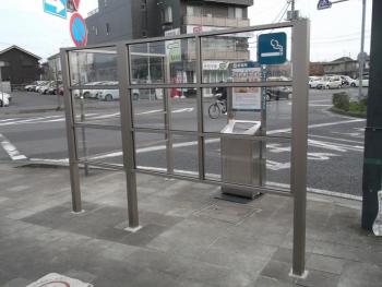 藤代駅南口の道路横に設置してある喫煙所の写真