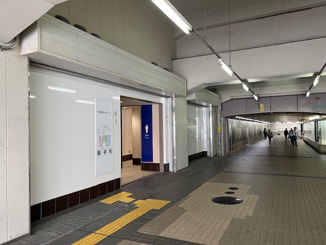 取手駅前公衆トイレトンネル内の写真