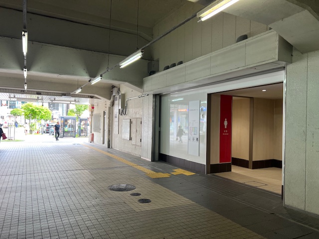 取手駅前公衆トイレトンネル内の写真