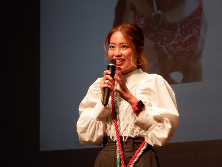 講演中の桑原みずき氏がマイクをもって話している