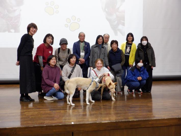 取手市愛護協議会メンバー12名と桑原さんとの記念写真