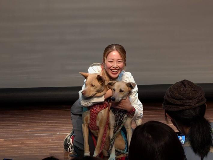 桑原みずき氏と愛犬2匹が抱き合っている