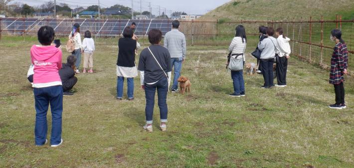 人が集まって講習を受けている