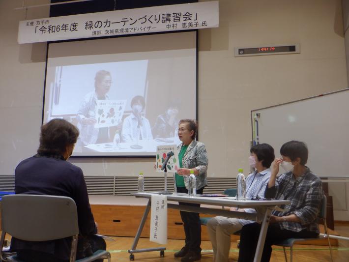緑のカーテンづくり講習会で講師の中村先生が話している写真