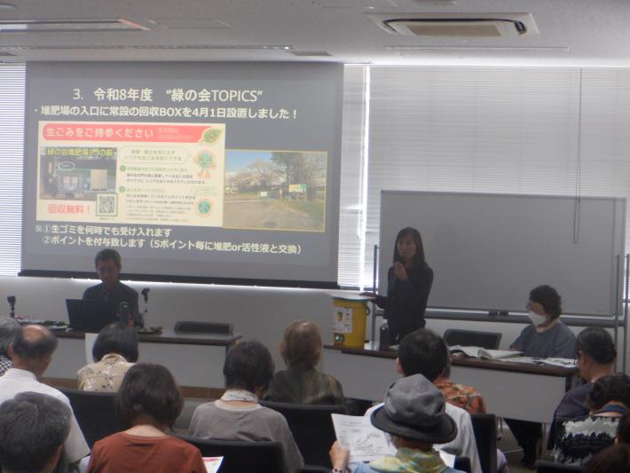 講師がマイクを片手に持って話している様子
