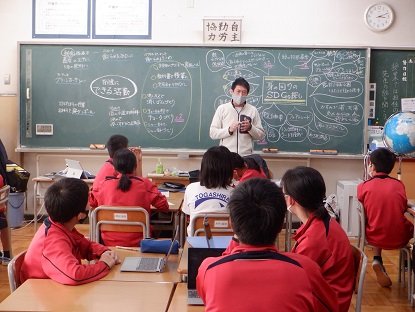 基本活動に加えて各班で考えた活動を黒板にまとめた内容を杉浦先生が読み上げる様子