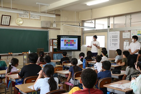 講師の杉浦先生が教室の演台付近のモニターを用いて生徒へ第1回目の授業をおさらいしている様子