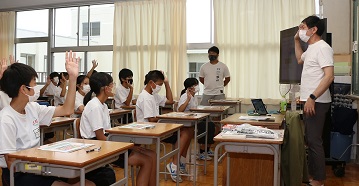 戸頭中学校で杉浦先生が戸頭中学校の生徒へ挙手を促している