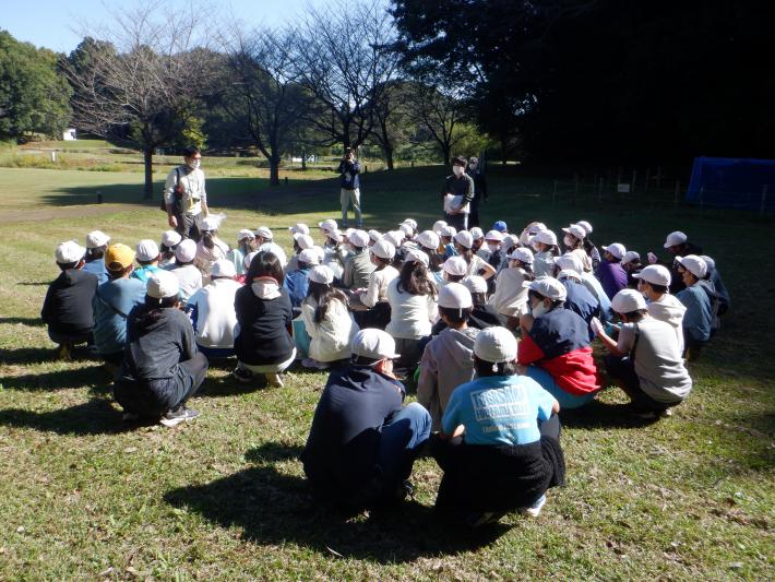 宮ノ前ふれあい公園で清掃活動を行うため児童たちが集合している様子