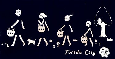 D案図案。エコバッグを持って歩く4人の人、猫が描かれ、右側には木に止まるフクロウ、下には「TorideCity」とロゴ。