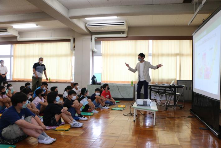 身振り手振りを交えて話す講師の写真