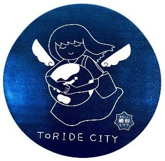 C案図案。地球を抱きかかえた少女（天使）を中心に大きく描き、その下に「TORIDECITY」の文字と「ほどよく絶妙とりで」ロゴ