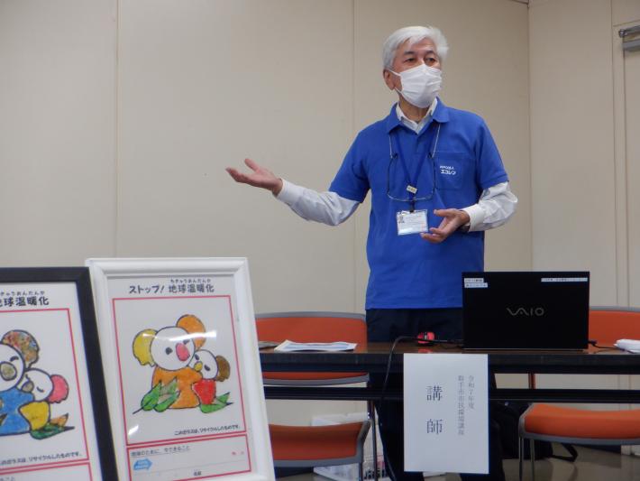 講師が参加者の前に立ち、話している様子