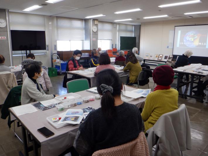 市民環境講座でスクリーンに目を向けている複数人の参加者の様子