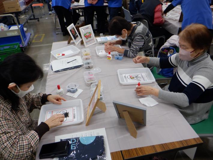 サンドアート工作を行っている参加者の様子