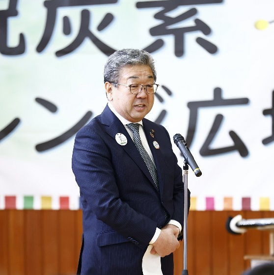 スタンドマイクの前に立ち、参加者に向かって話している中村市長の写真