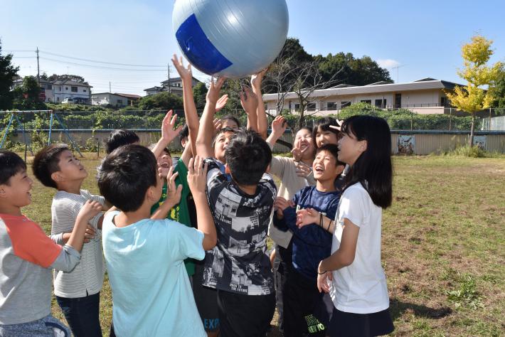 バランスボール発電機で遊ぶ子供たちの様子