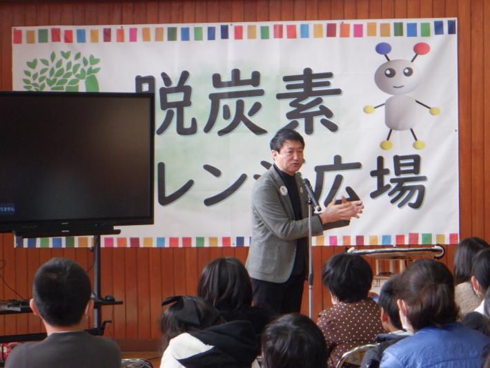 身振り手振りで参加者に向かって話している杉浦氏の写真