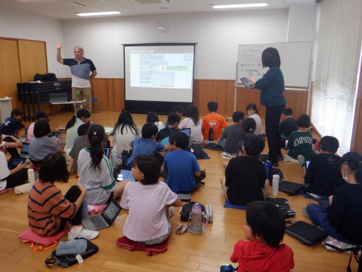 サステナブル学習プロジェクトの授業を受けているこどもたちの後ろ姿