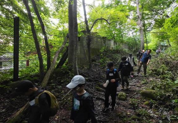 谷川岳の麓を散策しているこどもたち