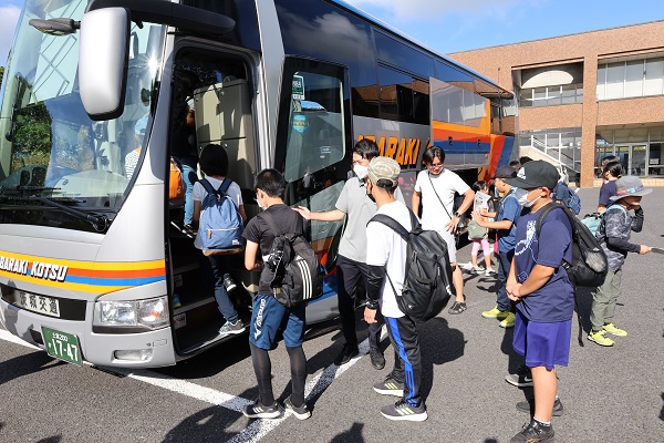 出発式を終え、みなかみ町へと向かう大型バスに乗り込む児童たち