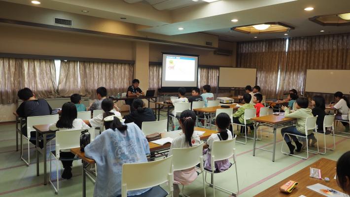 みなかみ町の話について役場の職員から講話を受けている写真