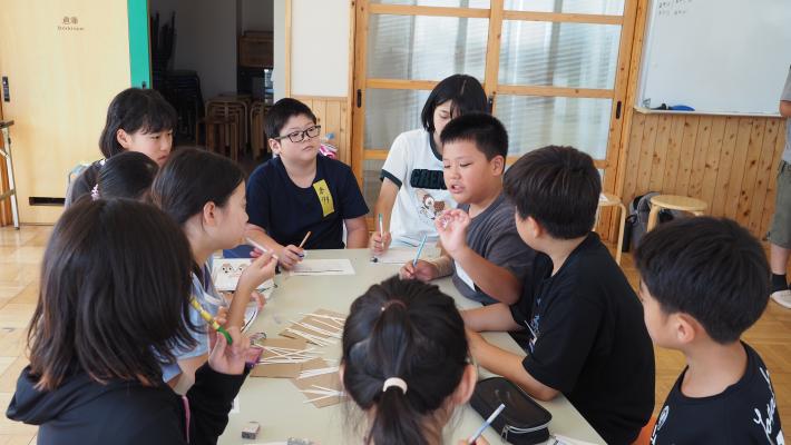 みなかみツアーにて地元の小学生と香り作り体験をしている様子