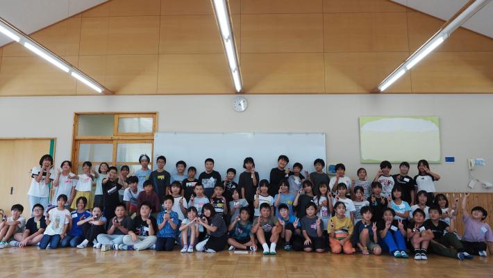 みなかみツアーにて地元の新治小の子ども達との集合写真