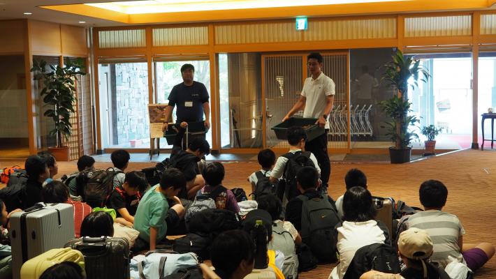 みなかみツアーにてツアーの振り返りの話を聞いている様子