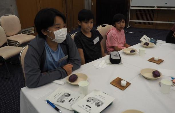 テーマに沿って話し合っているこどもたち