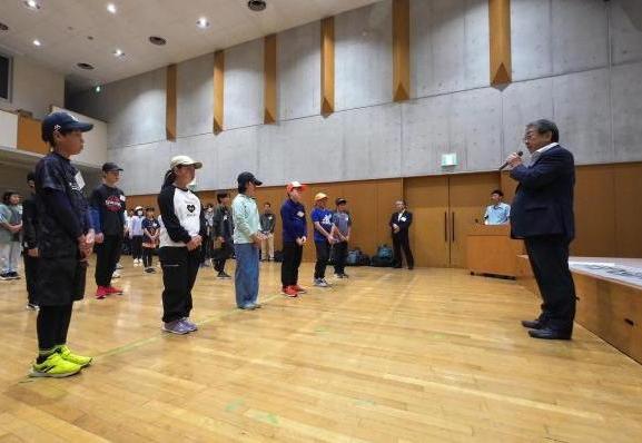 出発式で市長の話を聞いているこどもたち