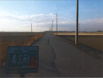 工事着工前（市道0130号線）全体的にクラック、わだちが発生し、外側線も消えております。