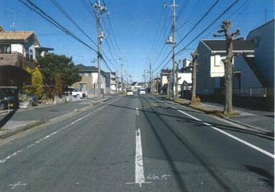 工事着工前（市道1-2065号線）舗装の亀裂やわだちが発生し、区画線が消えかかっている状態です。