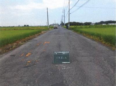 工事着工前（市道0121号）全体的にわだちやクラックなど多く発生しております。