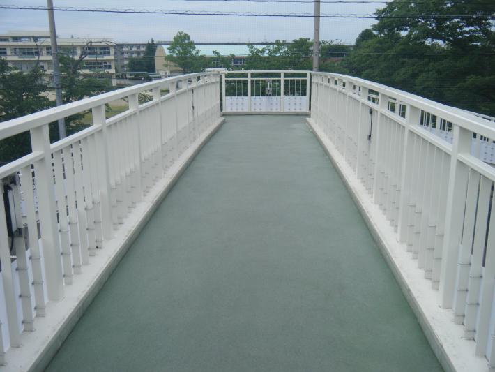 FUYOU戸頭歩道橋の清掃後の写真です。