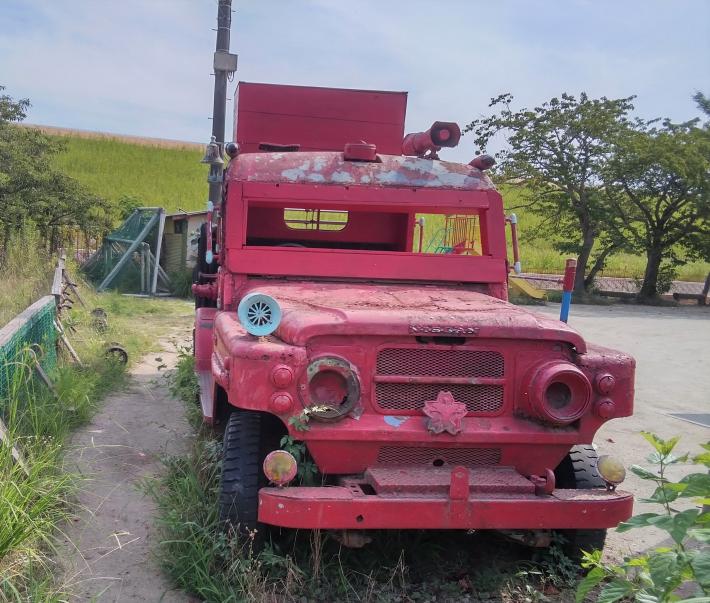 ふたば文化幼稚園赤い車の写真