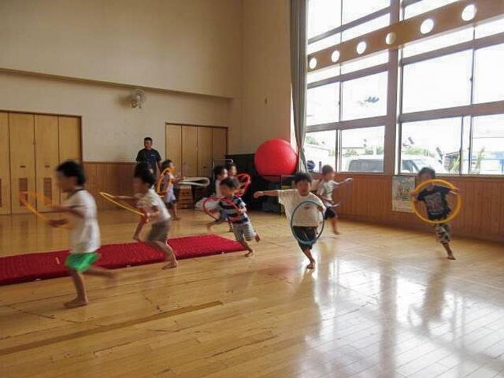 生徒9名が部屋の中を走っている