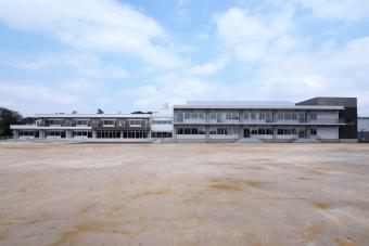 二階建ての校舎の外観
