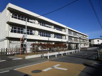 永山中学校の校舎の外観