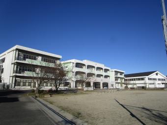 永山小学校の校舎の外観