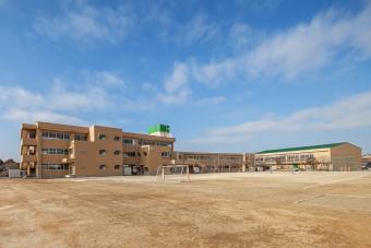 山王小学校の校舎の外観