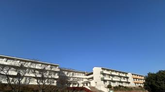 高井小学校の校舎の外観