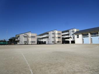 取手小学校の校舎の外観