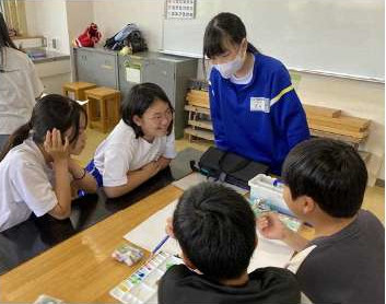 「公民館で宿題をやろう！」に参加した小学生とボランティアの中学生