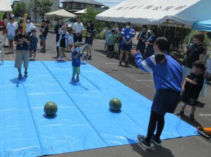 高須ふれあいフェスティバルでのスイカ割りの様子