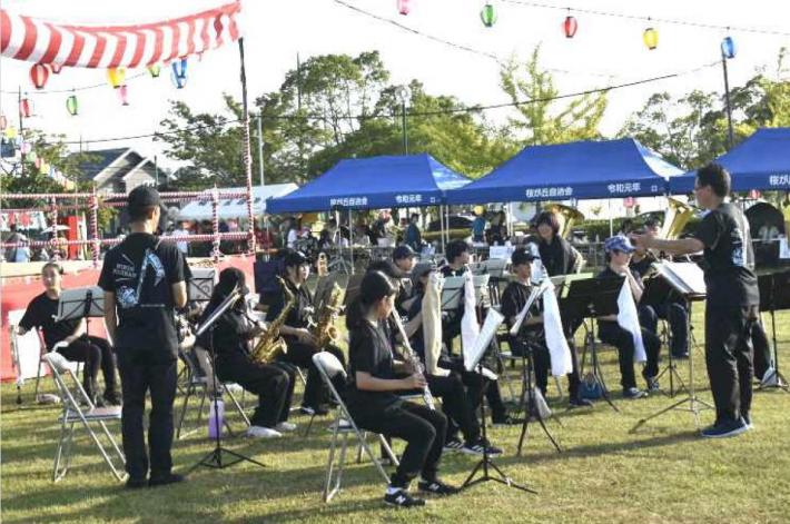 桜が丘夏祭りで披露された藤代南中学校の吹奏楽部による演奏の様子